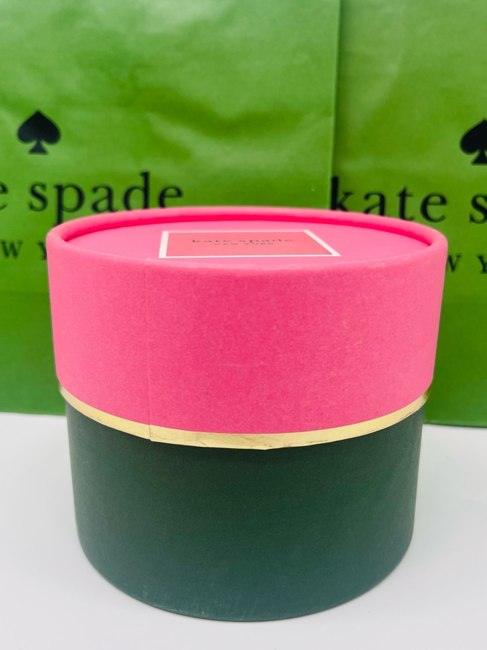 kate spade Hot Pink & Dark Green Round Gift Box with Gold Trim New - Picture 1 of 16